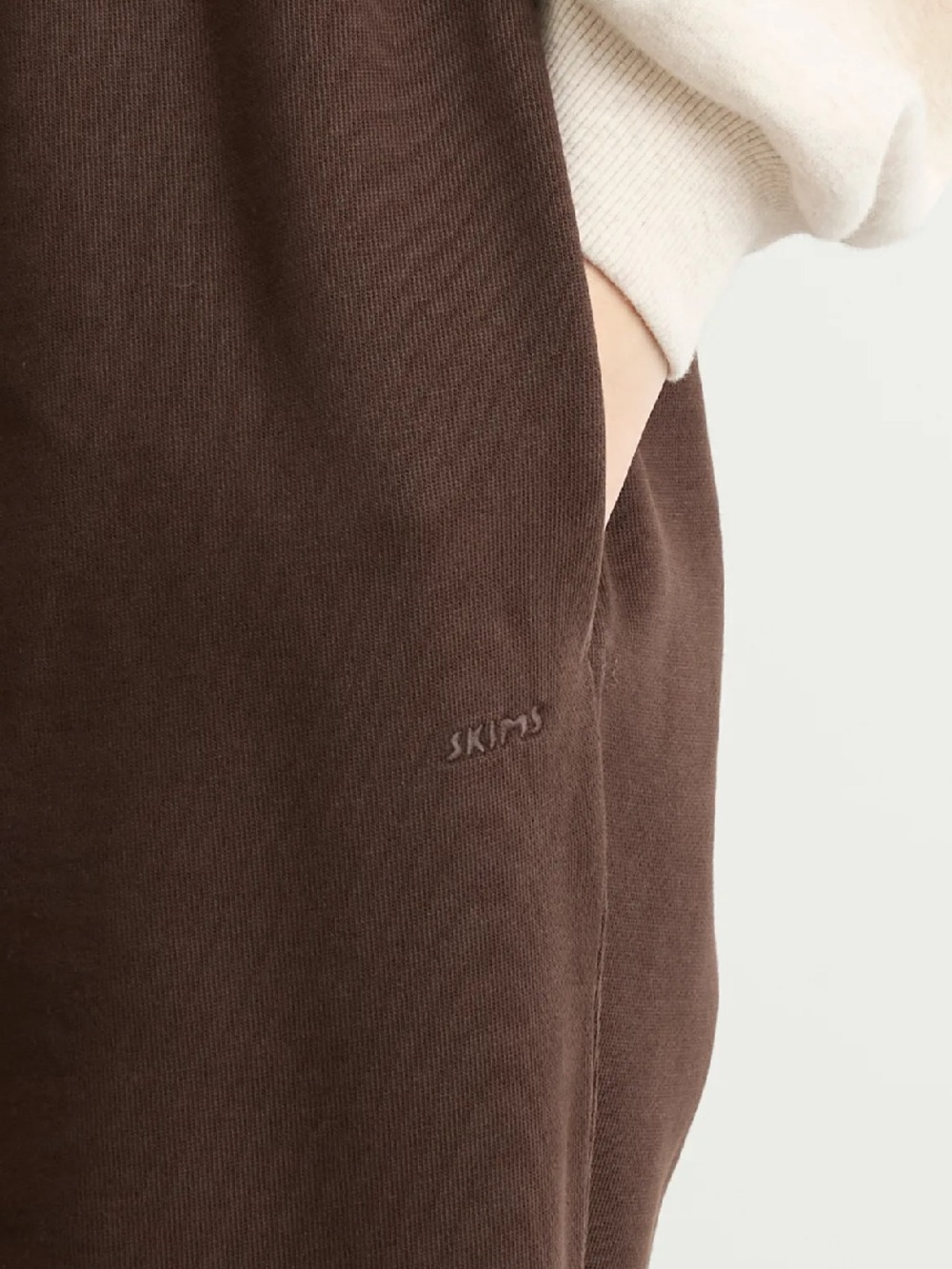 SKIMS Boyfriend Fleece Baggy Sweatpant size M in the color espresso NWT - Picture 4 of 8